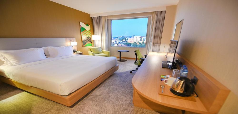 Hilton Garden Inn Кампала Экстерьер фото