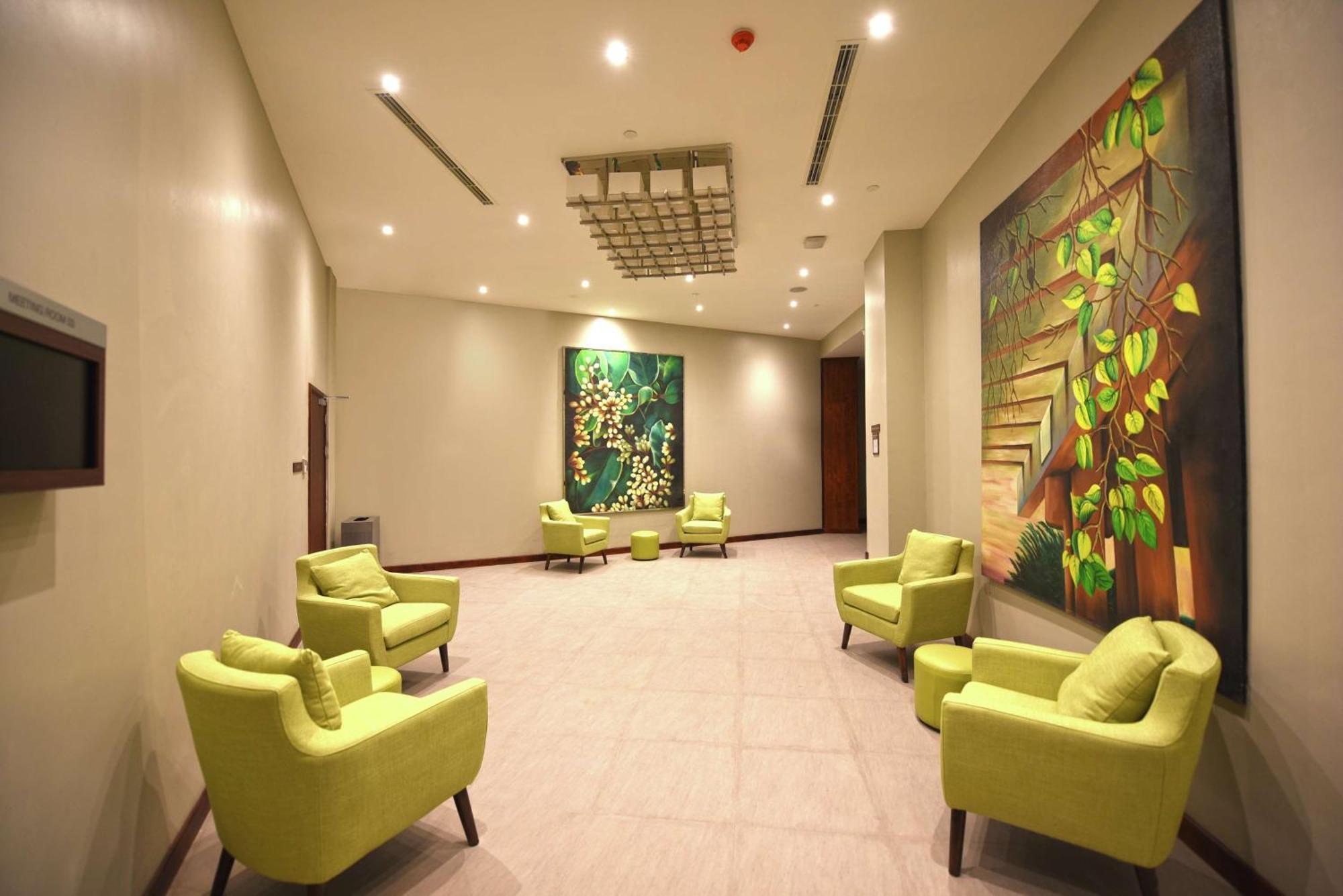 Hilton Garden Inn Кампала Экстерьер фото