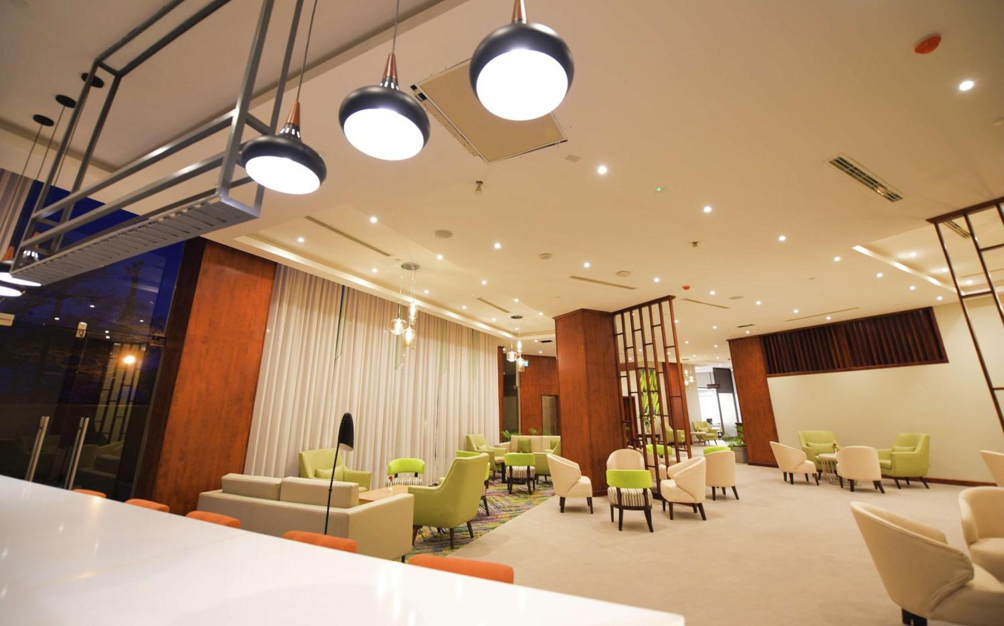 Hilton Garden Inn Кампала Экстерьер фото