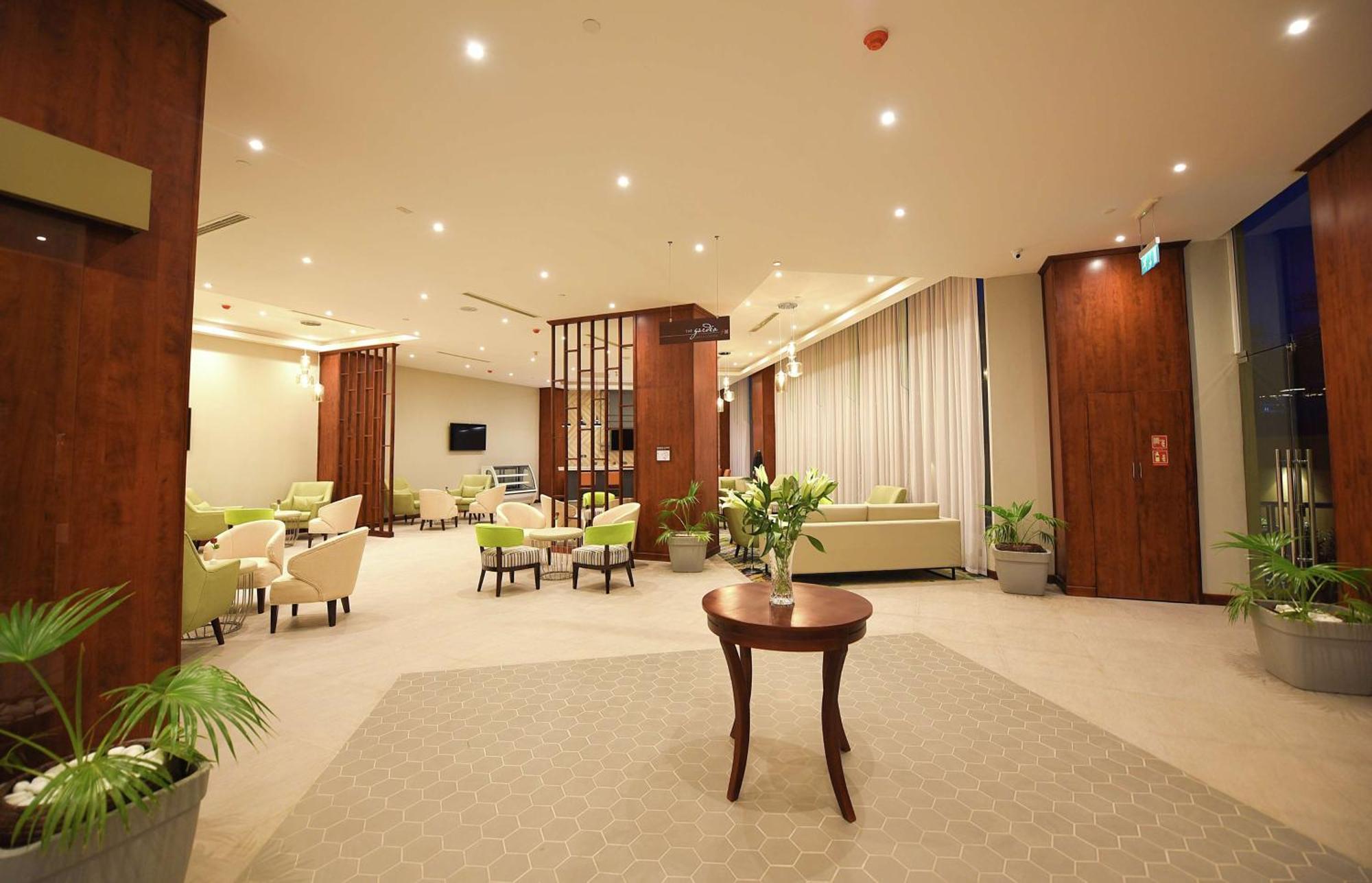 Hilton Garden Inn Кампала Экстерьер фото