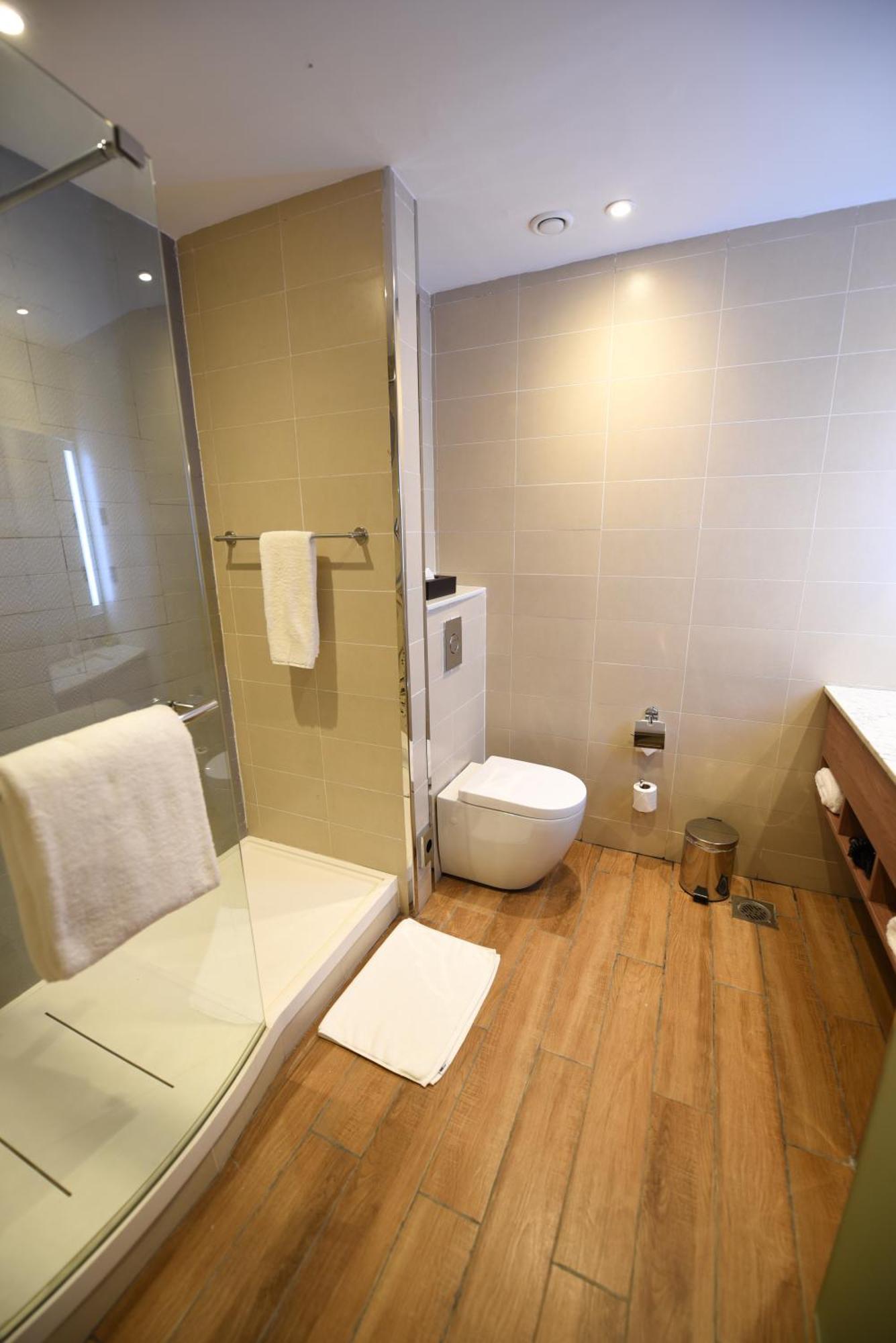 Hilton Garden Inn Кампала Экстерьер фото
