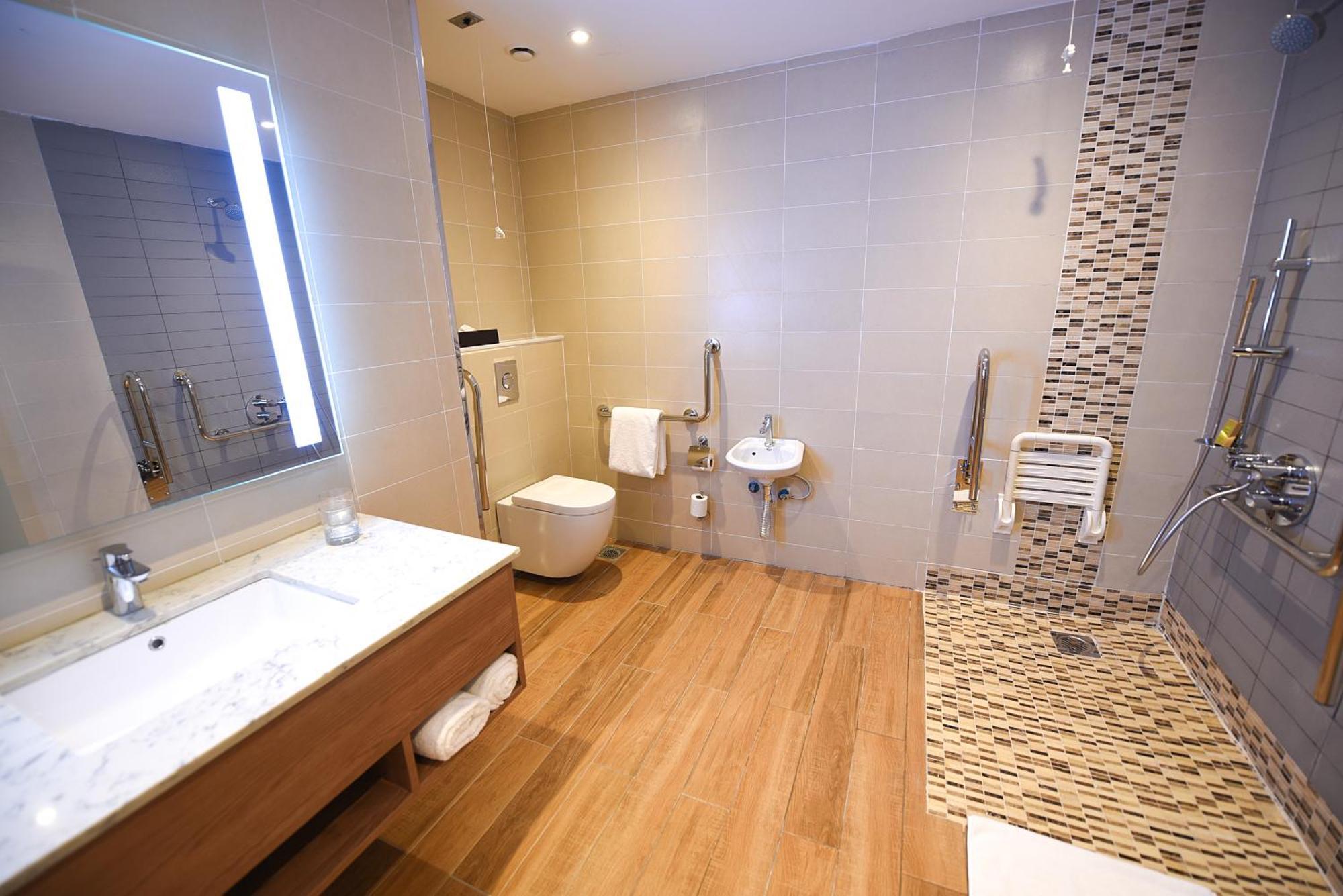 Hilton Garden Inn Кампала Экстерьер фото