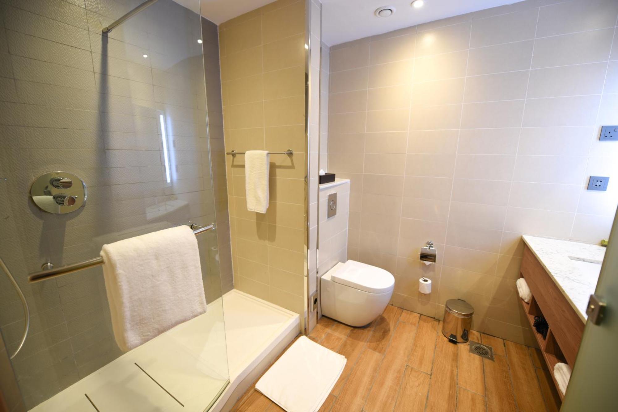 Hilton Garden Inn Кампала Экстерьер фото